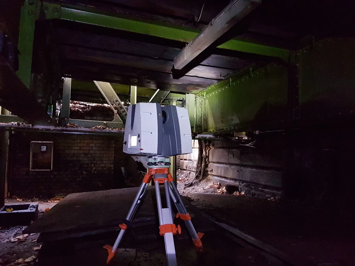 Leica P40 on short Tripod for restricted headroom areas on the foreshore under Hammersmith Bridge